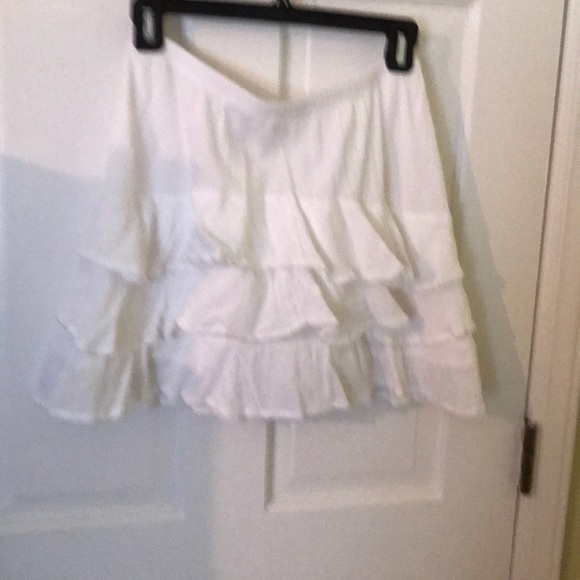 Cute White ruffled mini skirt - Picture 3 of 3